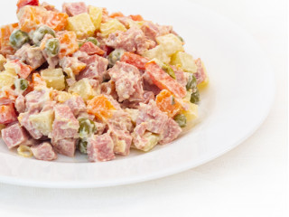 Сытный салат с колбасой, картофелем и болгарским перцем